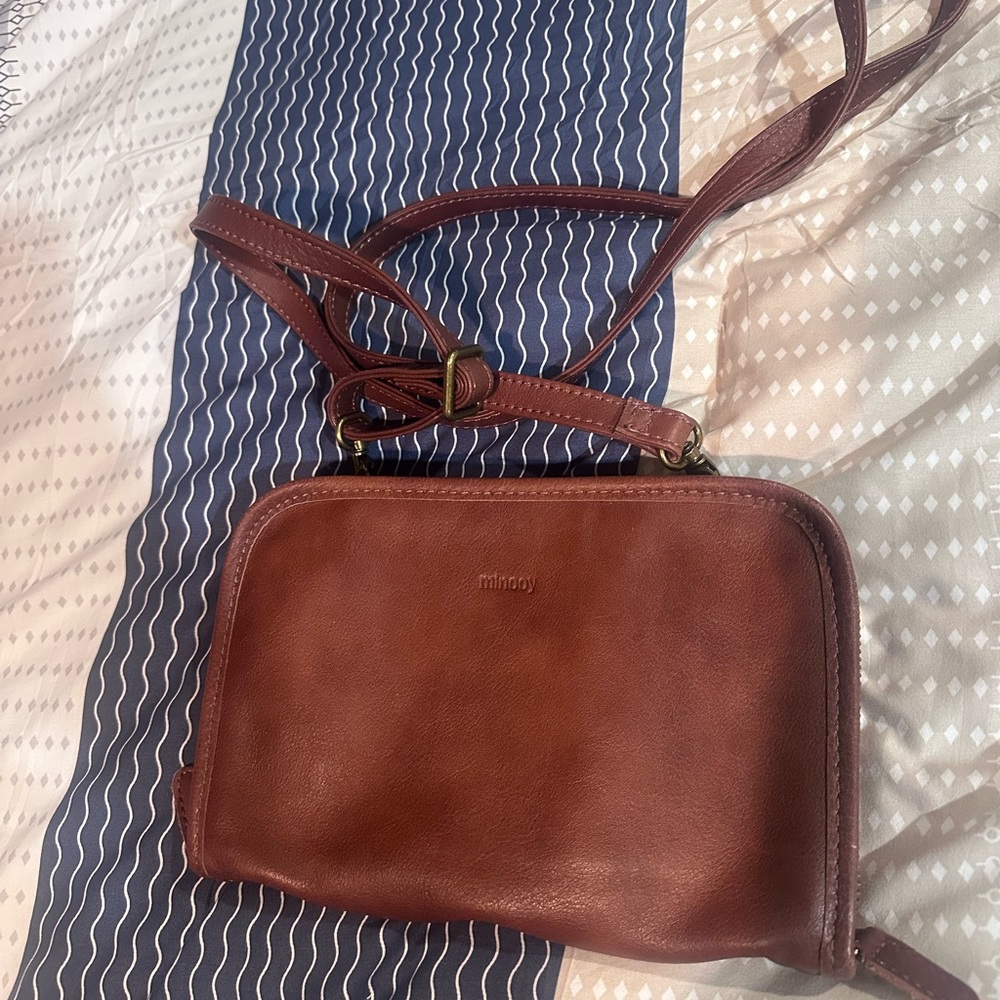 Minooy Urania Classic Tan Crossbody Bag